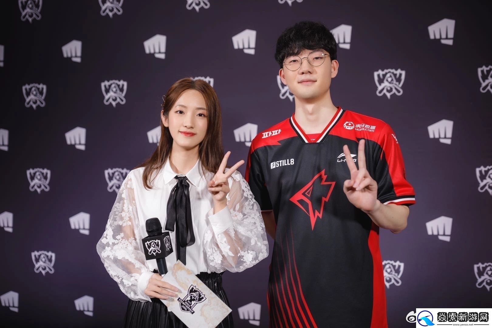 夏安晒与Viper合影