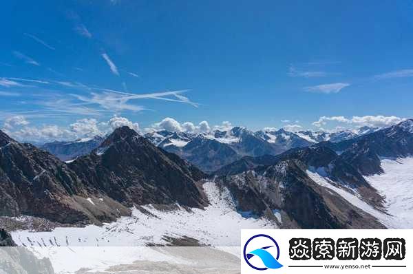 高耸的雪峰衬着巨大的蓝天对吗