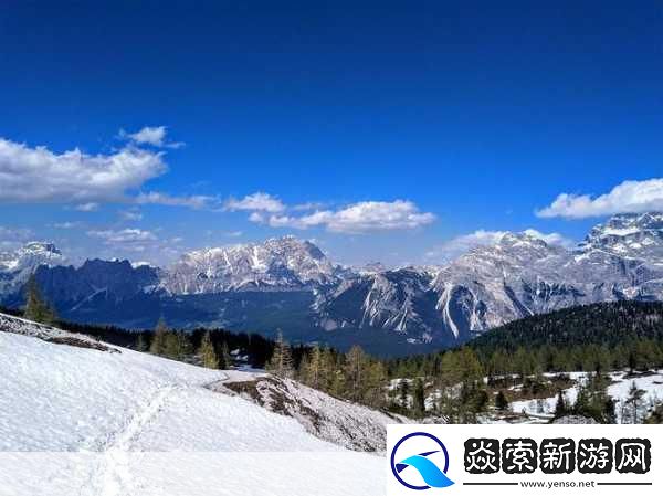 高耸的雪峰衬着巨大的蓝天对吗