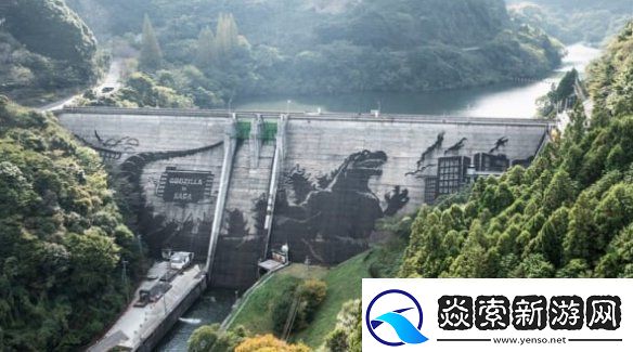 日本佐贺水库大坝惊现哥斯拉壁画！看似天成实际人为