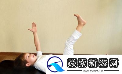 宝宝抬腿靠墙的行为及其原因