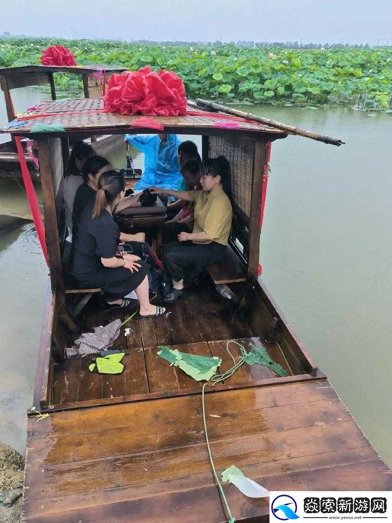 老人船上弄雨荷第