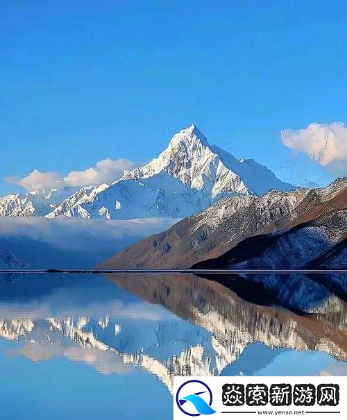 高耸的雪峰衬着巨大蓝天的壮丽景象