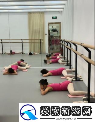 舞蹈生佩戴小玩具练习劈叉