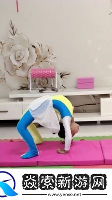 舞蹈生佩戴小玩具练习劈叉技巧