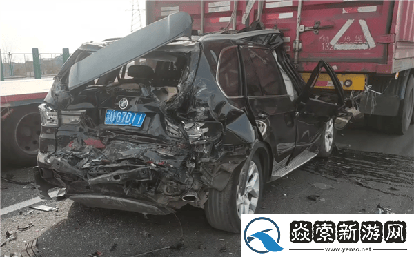 宝马遭追尾奇迹生还