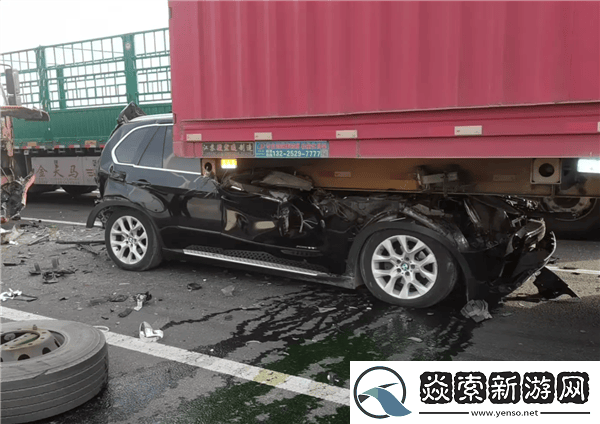 宝马遭追尾奇迹生还