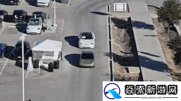 特斯拉CyberCab方向盘版现身