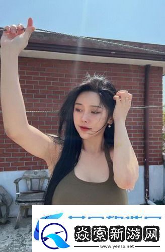 老师趴讲台把腿张开让学生背单词!课堂氛围真活跃