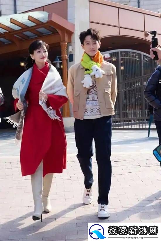 71岁赵雅芝带38岁儿子游迪士尼