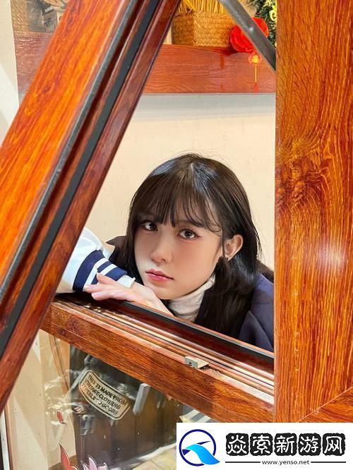 透视青春的梦想——校花趴在玻璃窗