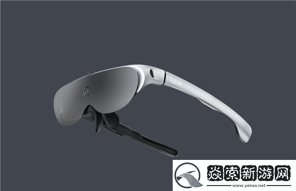 灵伴科技创始人AR眼镜亮相