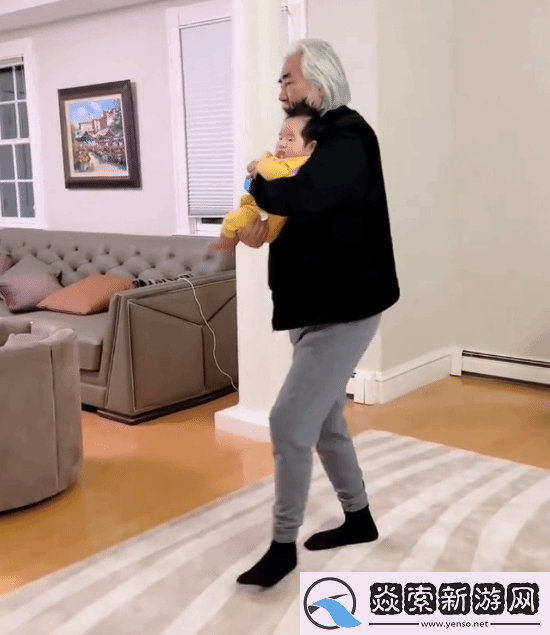 73岁张纪中哄四胎女儿睡觉!穿秋裤跳舞老当益壮！