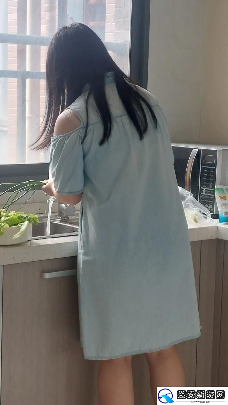 中午妈妈在厨房做饭10分钟的温暖时光