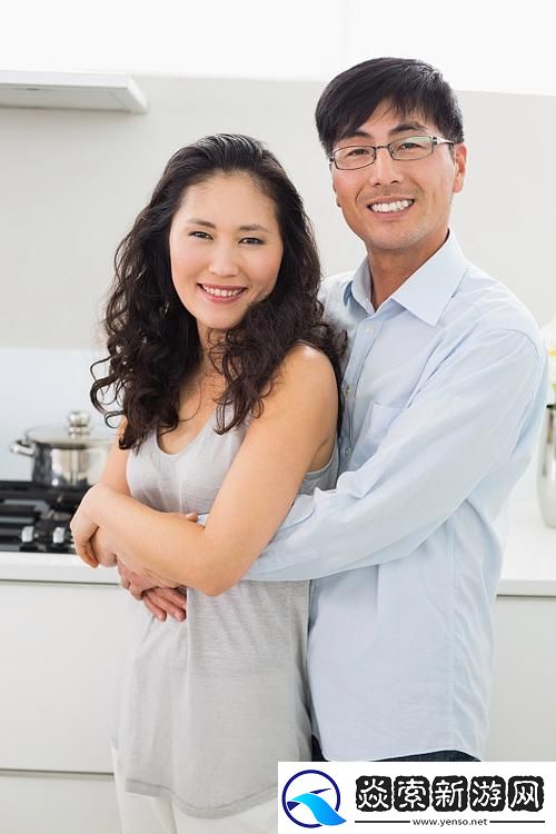 在厨房从后面抱起岳