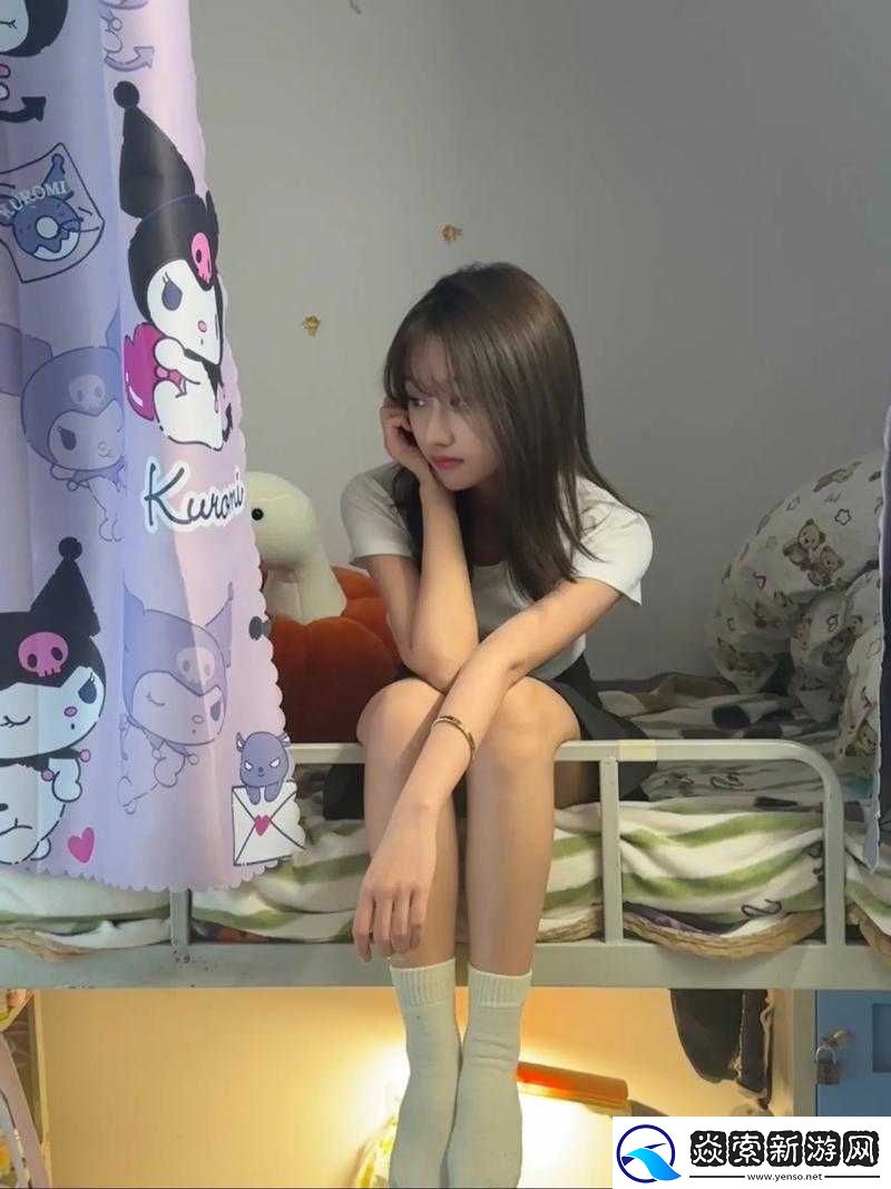 女大学生在宿舍拍