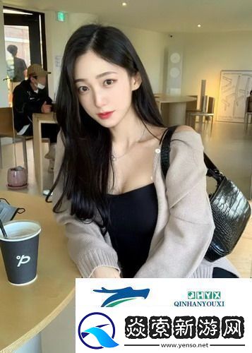 妈妈低着头在厨房做饭友